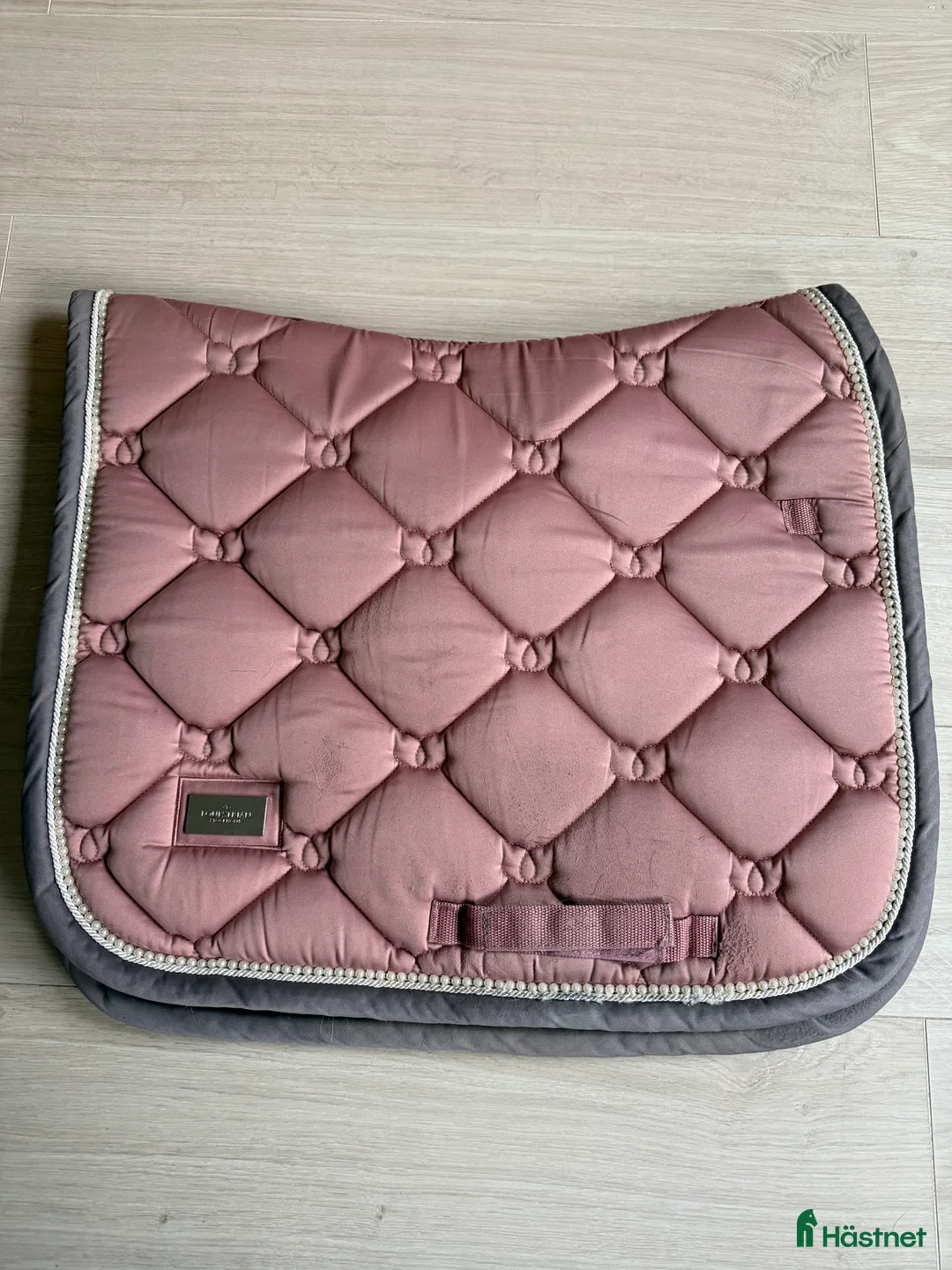 Schabrak & Vojlockar hästutrustning till salu: Rosa equestrian Stockholm schabrak - Annons 1