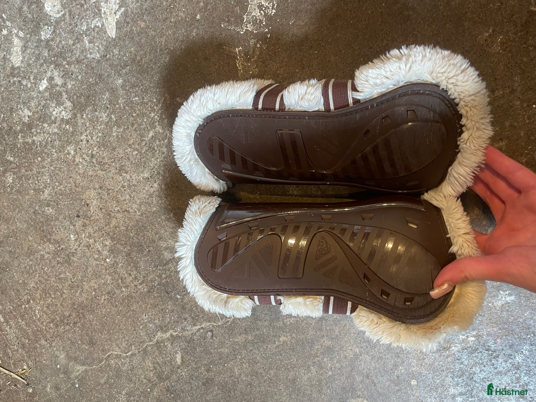 Benskydd hästutrustning till salu: Fluffiga benskydd  i Vetlanda - Annons 2