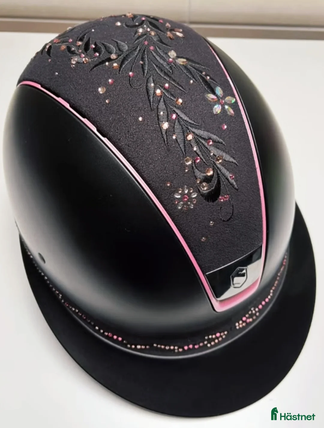 Hjälmar ryttarutrustning till salu:  Miss Shield Baby Pink m. Flower Swarovski - Annons 2