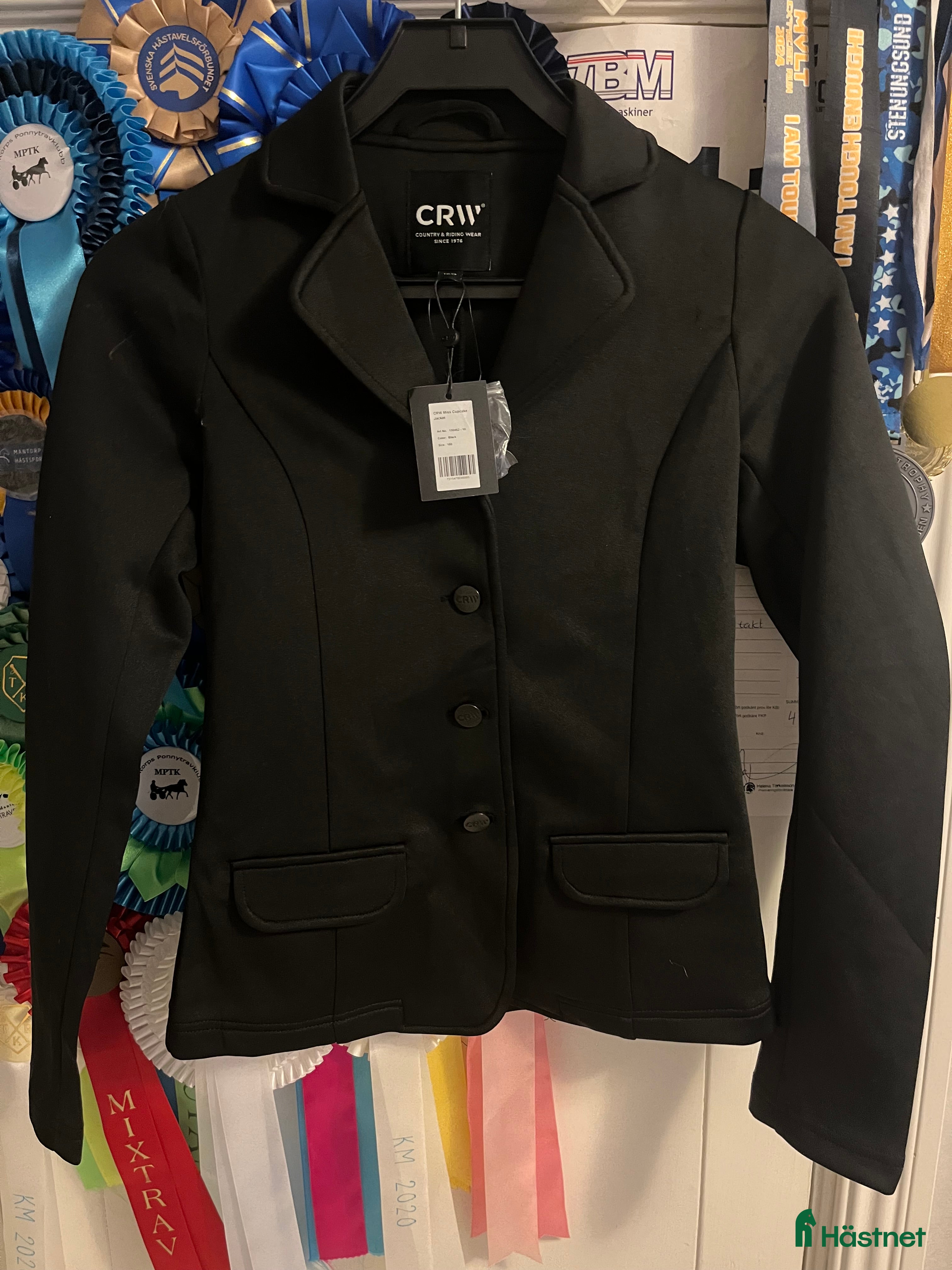 Jackor & Kavajer ryttarutrustning till salu: Tävlingskavaj ny med prislapp i Tranås - Annons 16