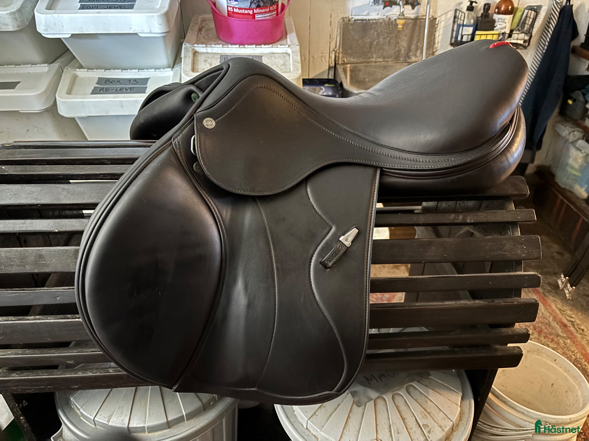 Sadlar hästutrustning Equipe Synergy Hoppsadel i mörkbrunt 17,5” - Annons 3