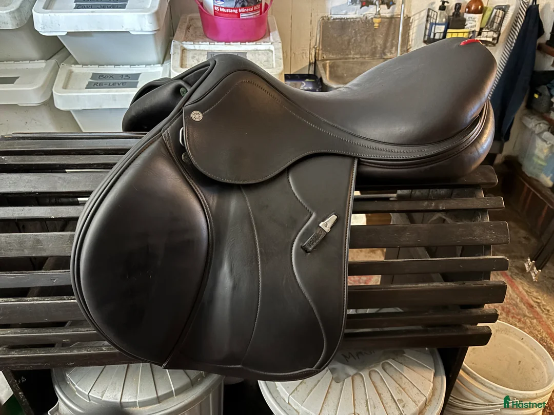 Sadlar hästutrustning till salu: Equipe Synergy Hoppsadel i mörkbrunt 17,5” - Annons 1