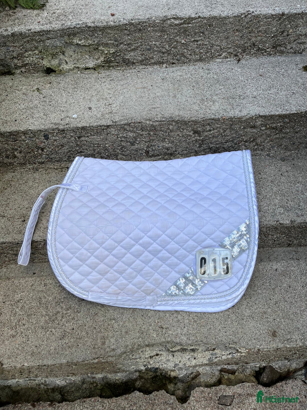 Schabrak & Vojlockar hästutrustning till salu: Vitt dressyr schabrak i Landvetter - Annons 1