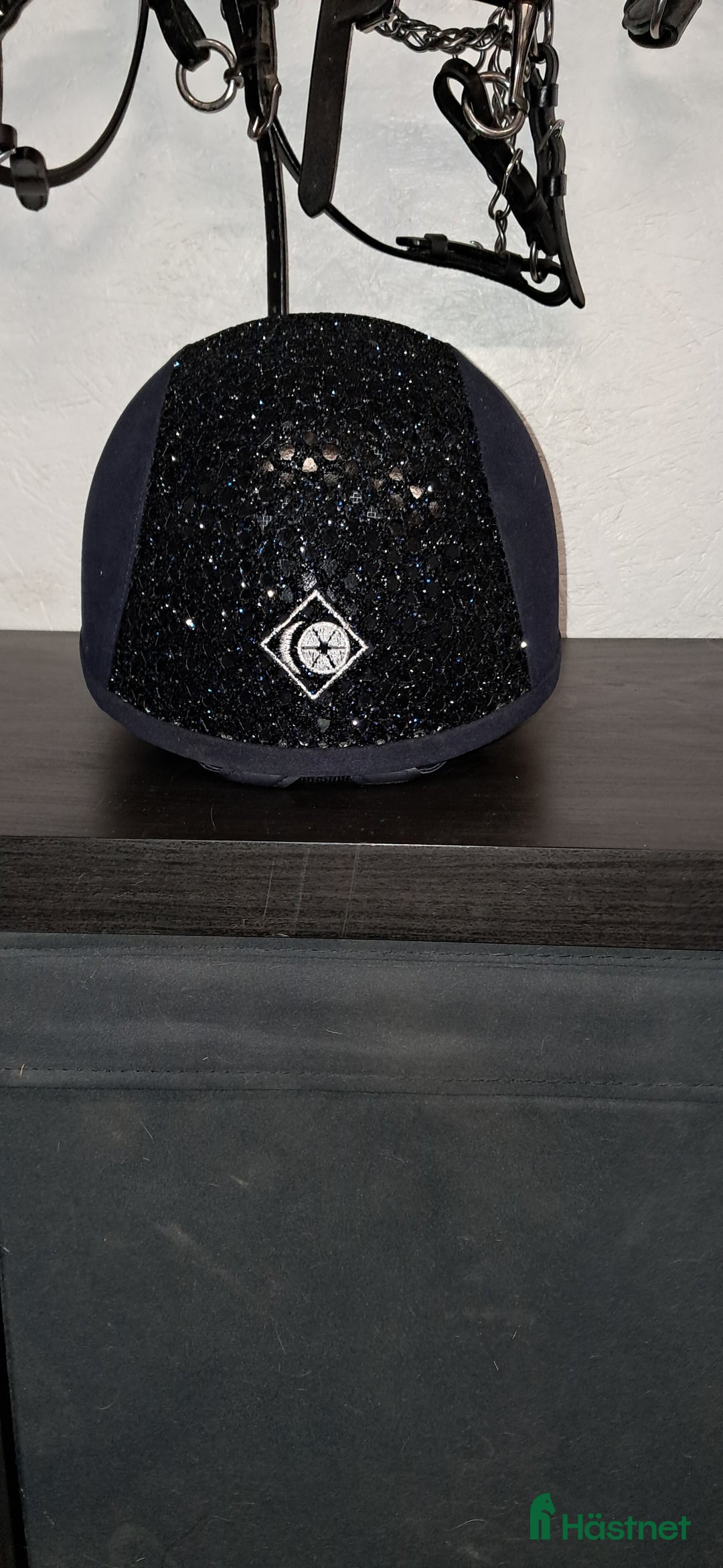 Hjälmar ryttarutrustning till salu: Charles owen Ayr8 plus sparkly  i Nyland - Annons 4