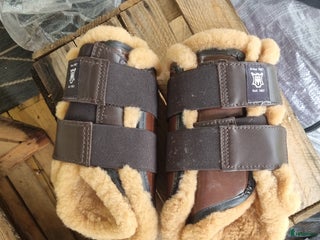 Benskydd hästutrustning till salu: Mattes Dressyr skydd brun/lack/matt med fårskinn i Trångsund - Annons 5