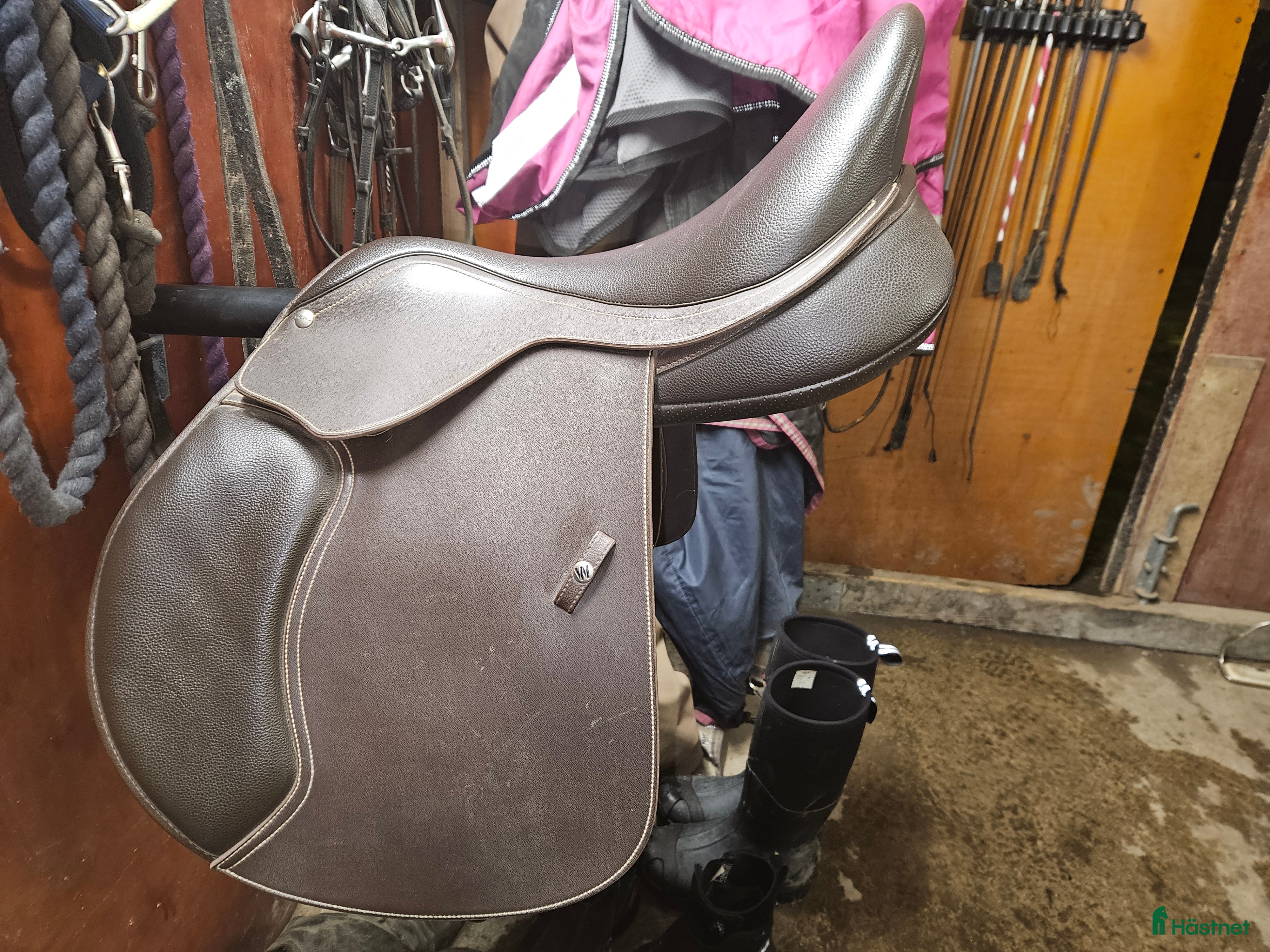 Sadlar hästutrustning Wintecsadlar i bra skick 17" BUD - Annons 2