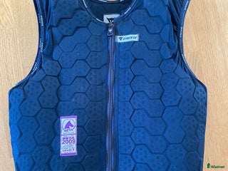 Säkerhetsvästar ryttarutrustning till salu i Sparsör - Annons 1