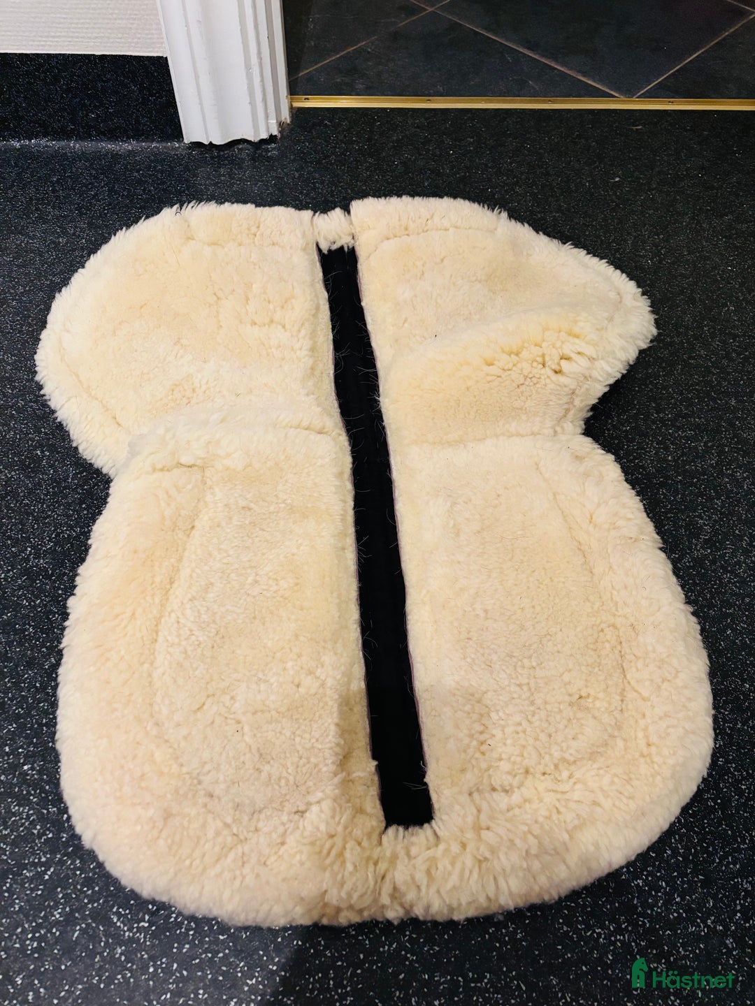 Schabrak & Vojlockar hästutrustning till salu: Fårskinnspad  i Röbäck - Annons 2