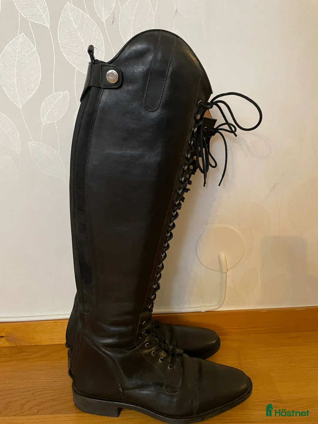 Ridstövlar ryttarutrustning till salu: HKM ridstövlar stl 42, högt skaft i Umeå - Annons 1