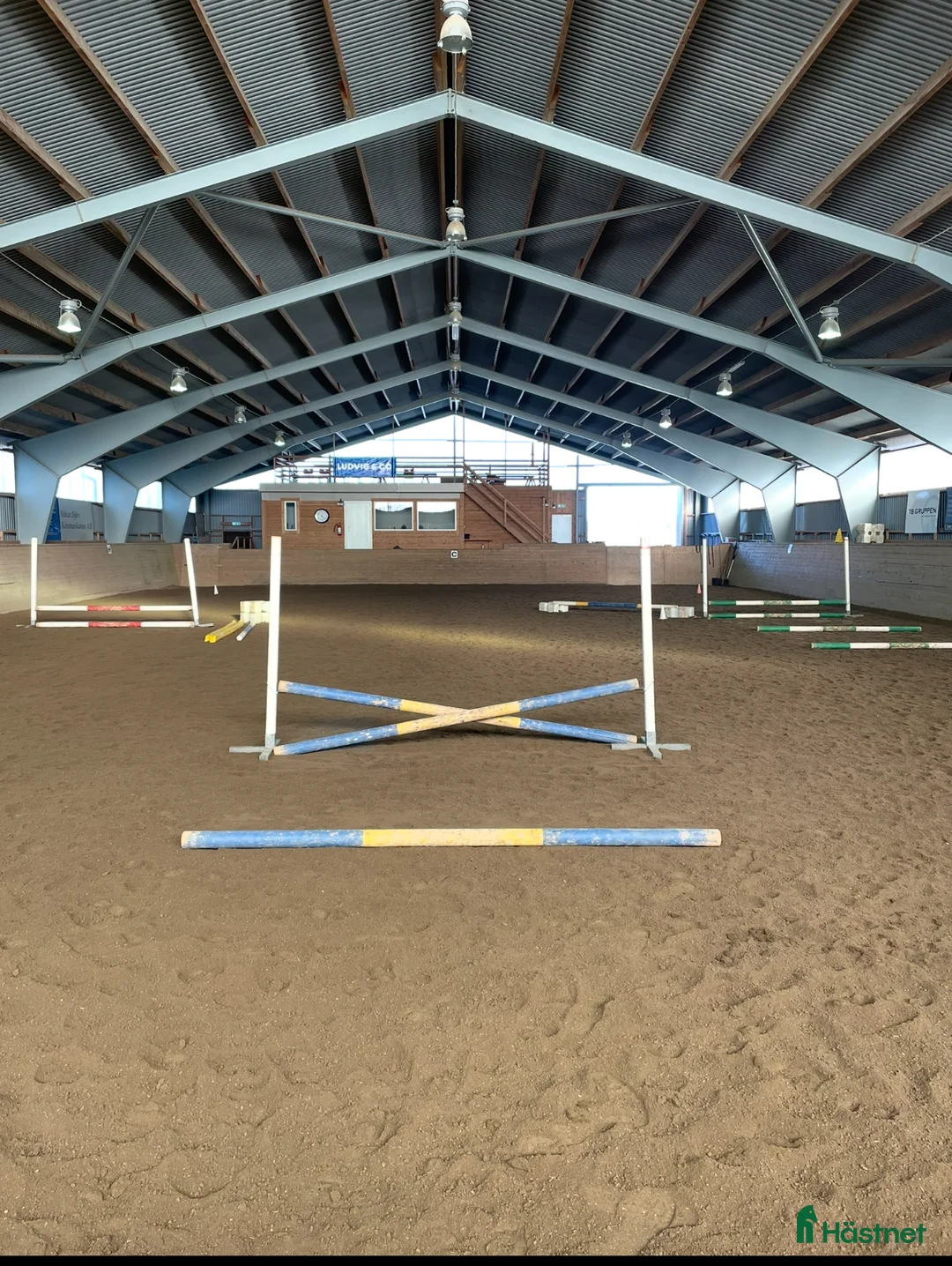  stallplats finnes: Boxplatser finns i litet stall 6 km från Knivsta i Knivsta - Annons 3