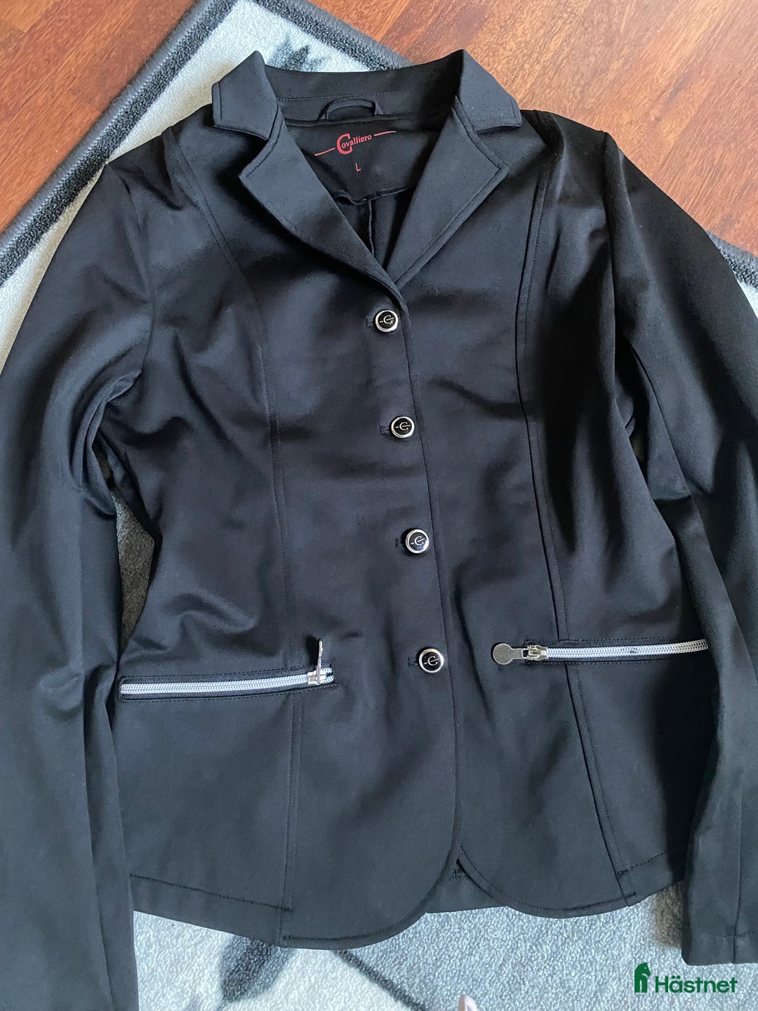 Jackor & Kavajer ryttarutrustning till salu: Oanvänd tävlingskavaj i Kävlinge - Annons 1