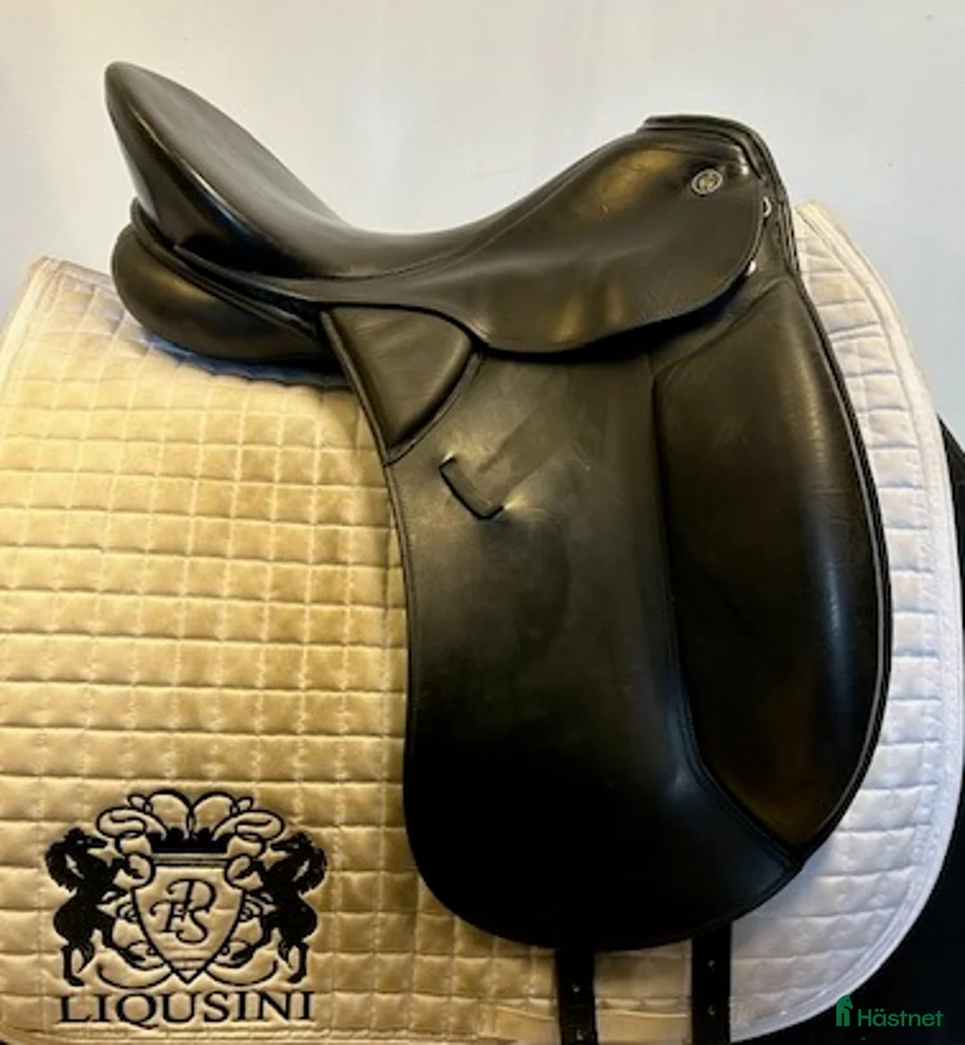 Sadlar hästutrustning till salu: Dressyrsadel Kieffer Lusitano 17" i Uppsala - Annons 1