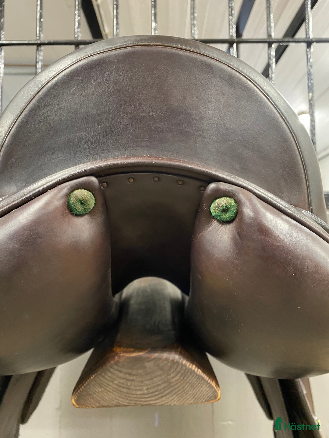 Sadlar hästutrustning till salu: Dressyrsadel från Amerigo Pinerolo 17 tum  i Stockholm - Annons 6