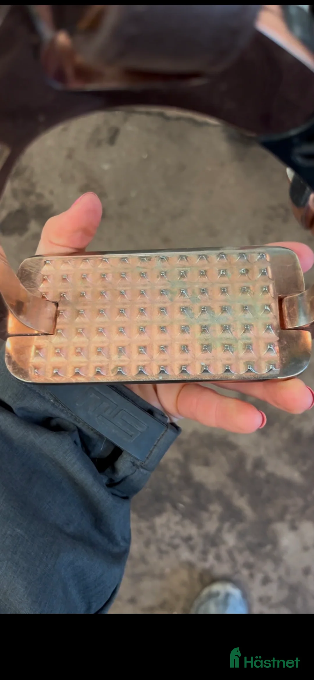 Stigbyglar hästutrustning till salu: Säkerhetsstigbyglar rosé i Sollentuna - Annons 2