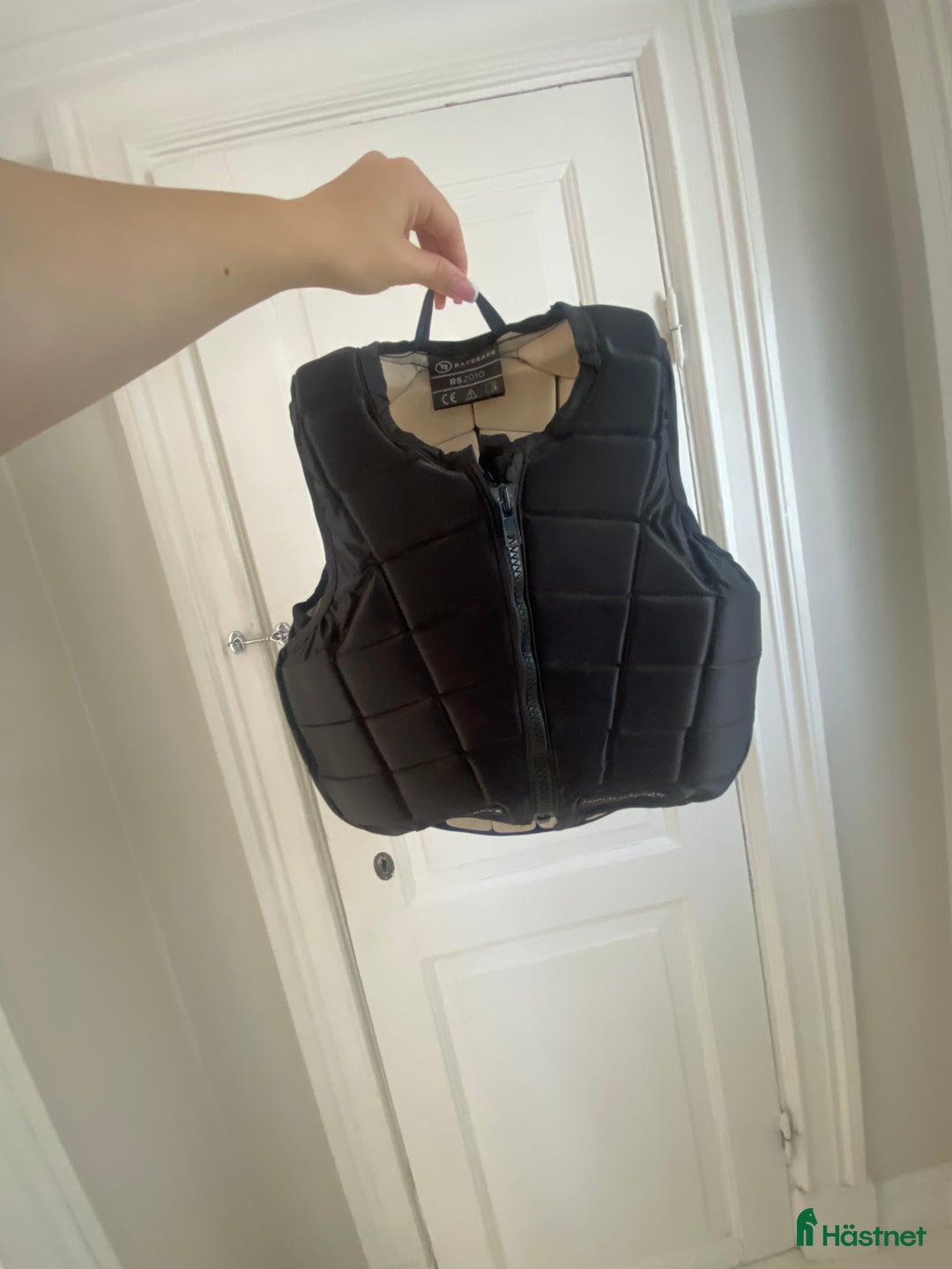 Säkerhetsvästar ryttarutrustning till salu: Oanvänd säkerhetsväst i jättefint skick i Lerum - Annons 1