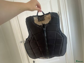 Säkerhetsvästar ryttarutrustning till salu: Oanvänd säkerhetsväst i jättefint skick i Lerum - Annons 24