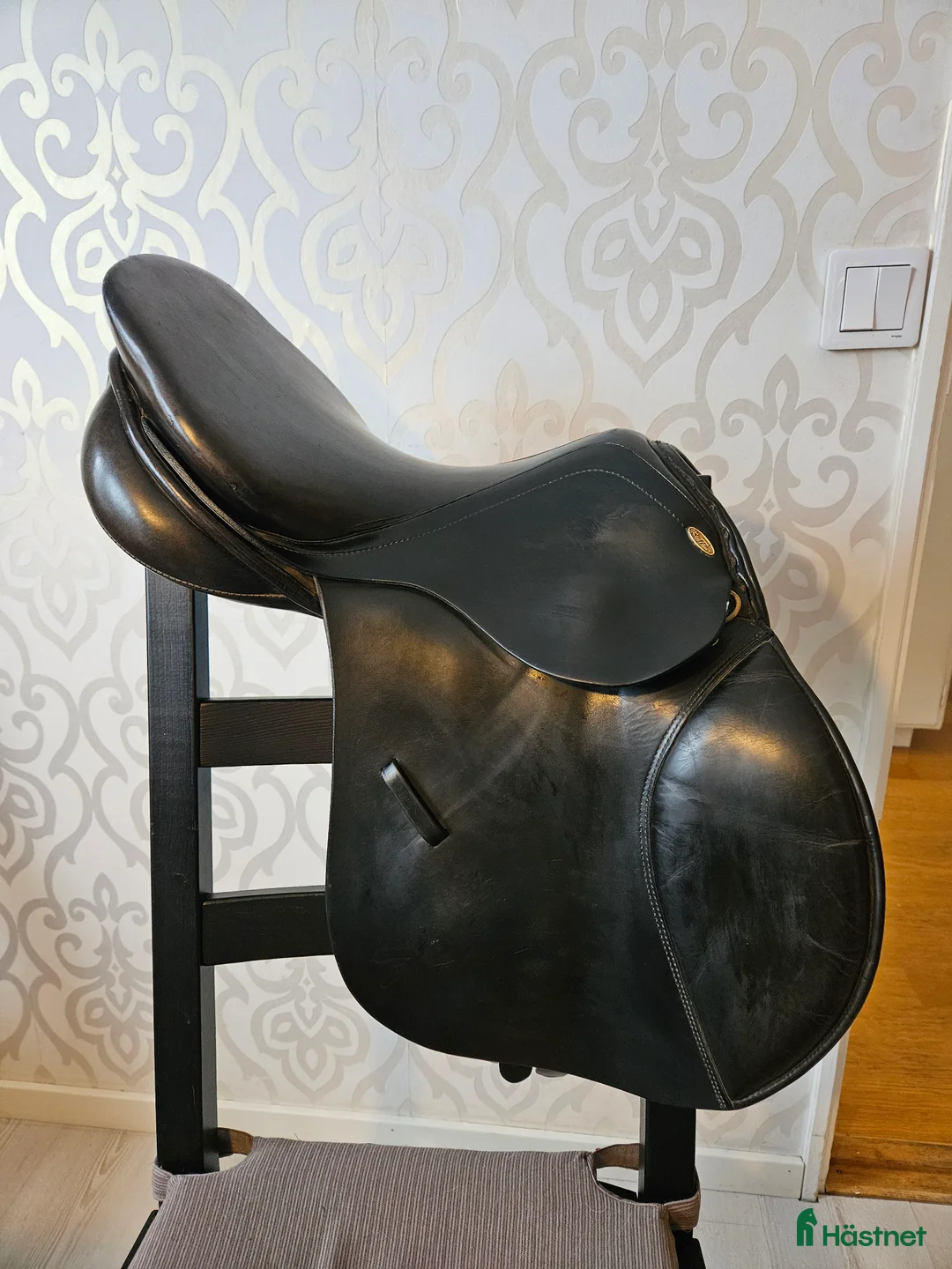Sadlar hästutrustning till salu: Trevlig hoppsadel 16,5 i Nybro - Annons 1