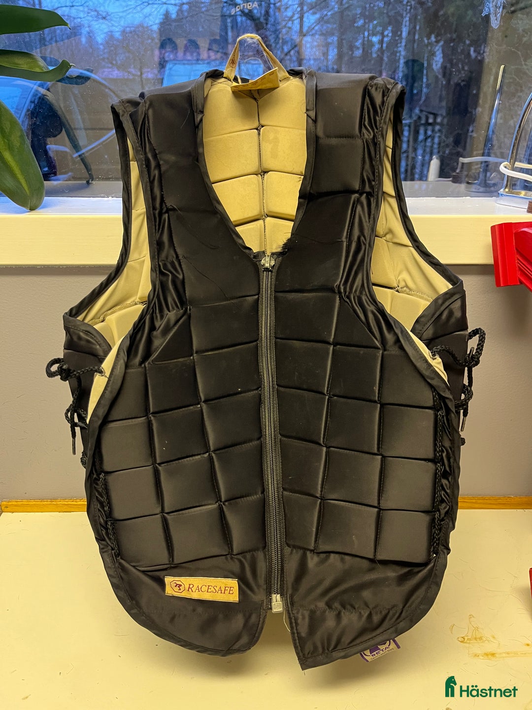 Säkerhetsvästar ryttarutrustning till salu: Racesafe extra lång rygg i Hindås - Annons 1