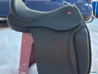 Sadlar hästutrustning till salu: Strada dressyrsadel i Upplands Väsby - Annons 1