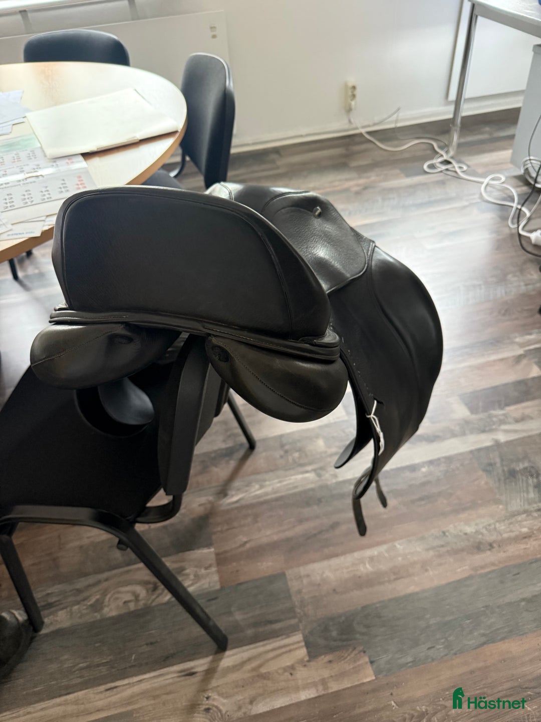 Sadlar hästutrustning till salu: Ikonic dressyrsadel obs sänkt pris  i Filipstad - Annons 4