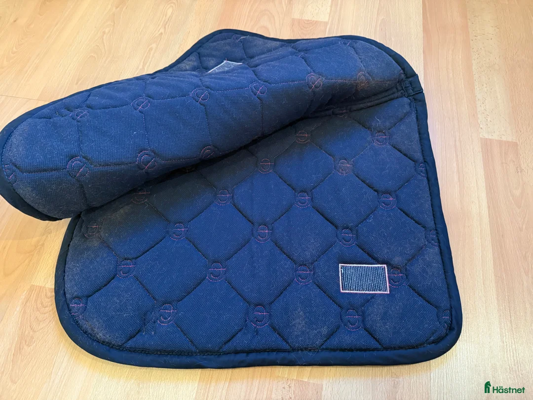 Schabrak & Vojlockar hästutrustning till salu: Equestrian Stockholm Faded Fuchsia - Annons 3