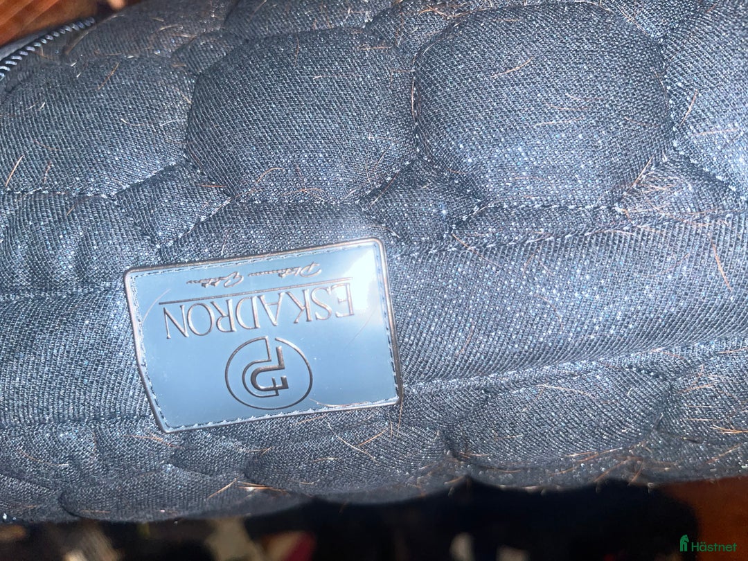 Schabrak & Vojlockar hästutrustning till salu: Använt 1 ggr Eskadron blå glitter full dressyr  i Vallentuna - Annons 2