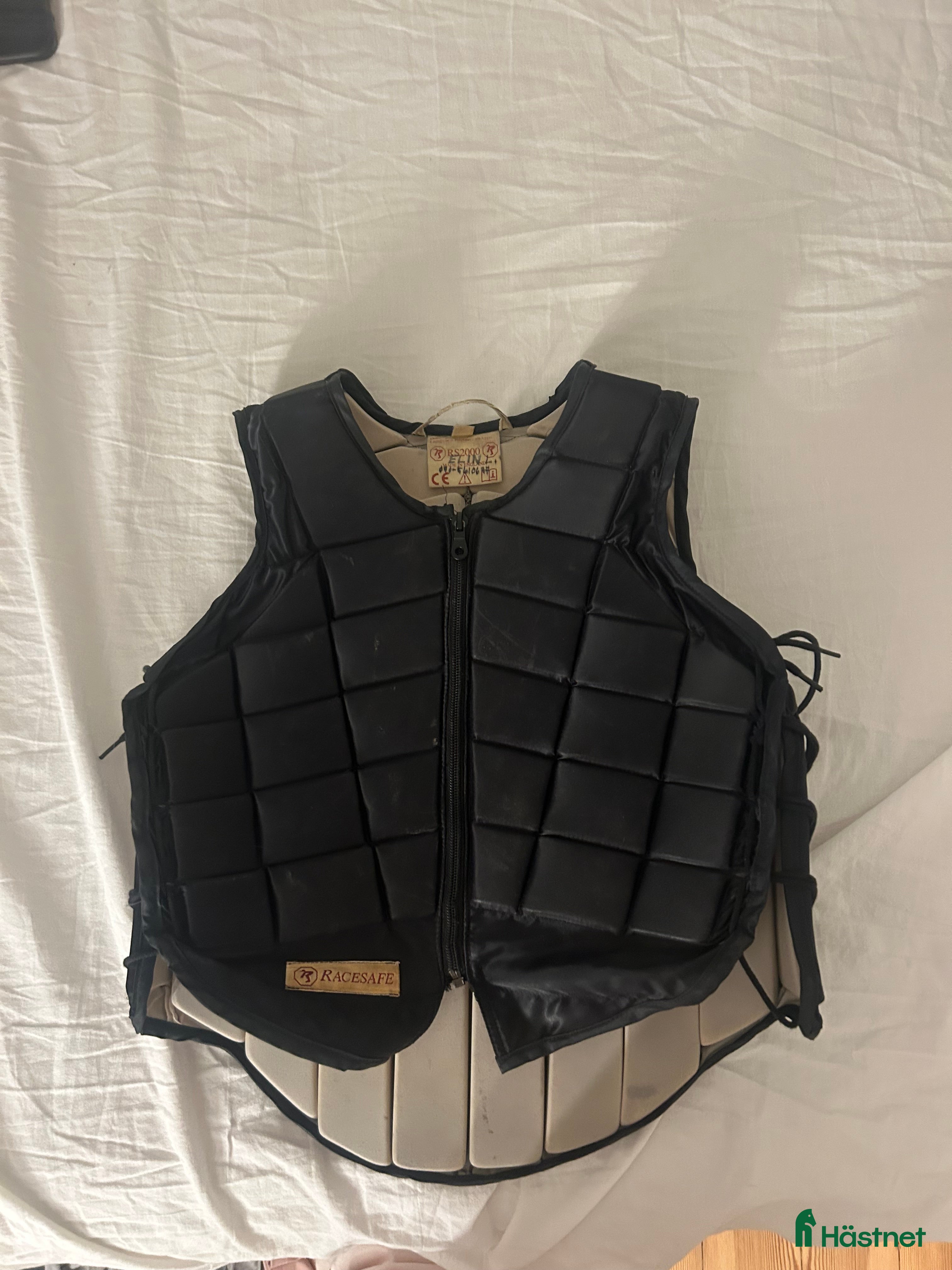 Säkerhetsvästar ryttarutrustning till salu: Super skön väst i Gävle - Annons 2