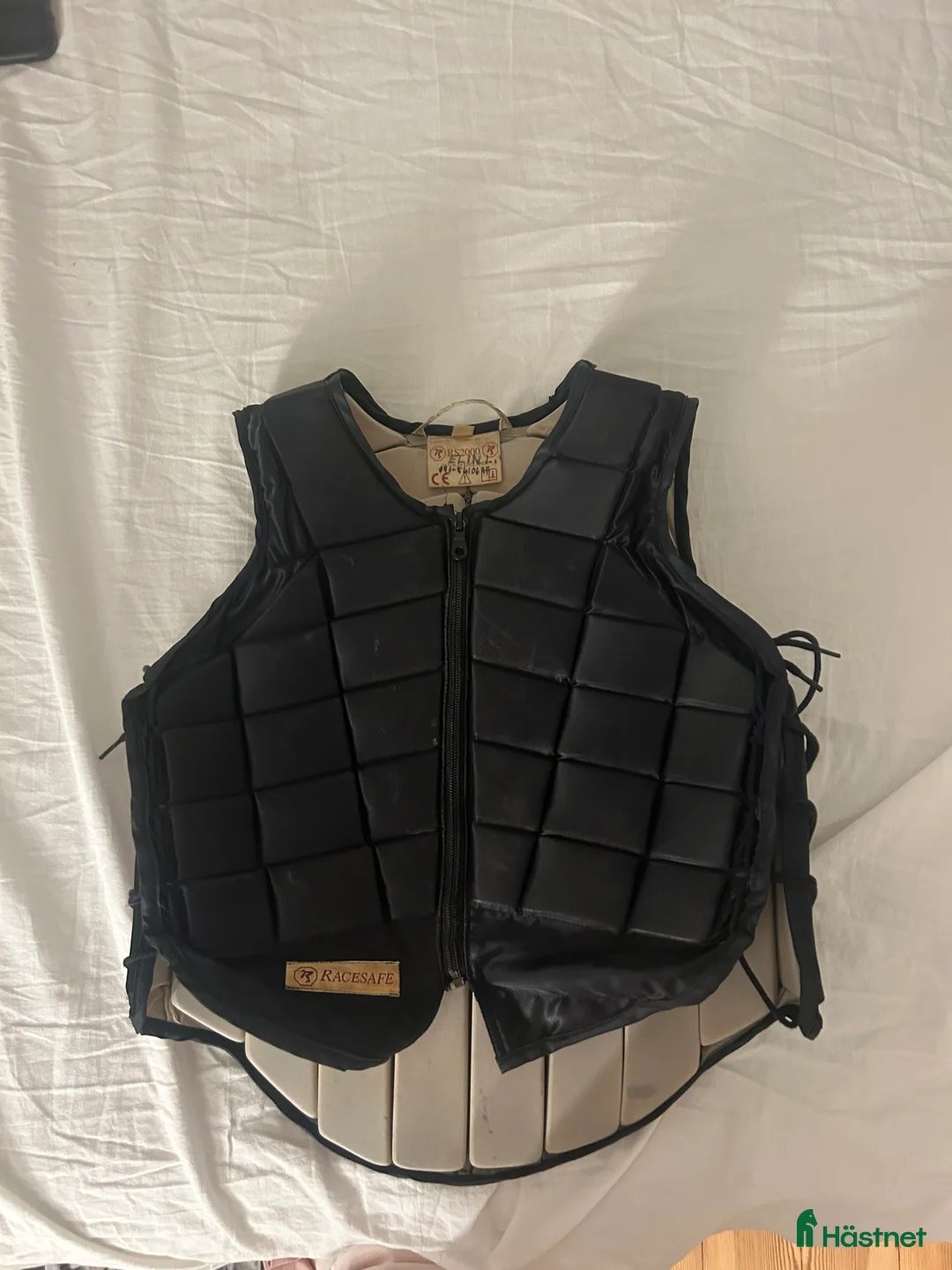 Säkerhetsvästar ryttarutrustning till salu: Super skön väst i Gävle - Annons 1