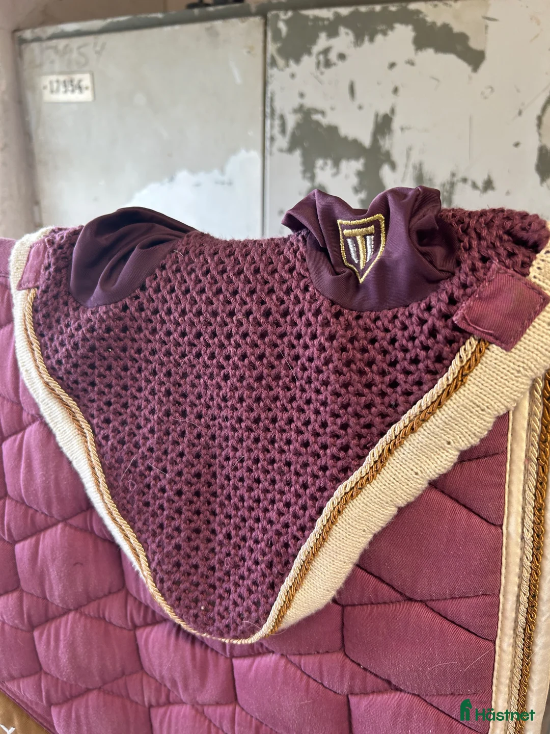 Schabrak & Vojlockar hästutrustning till salu: Lila cob trinity schabrak och huva  - Annons 2