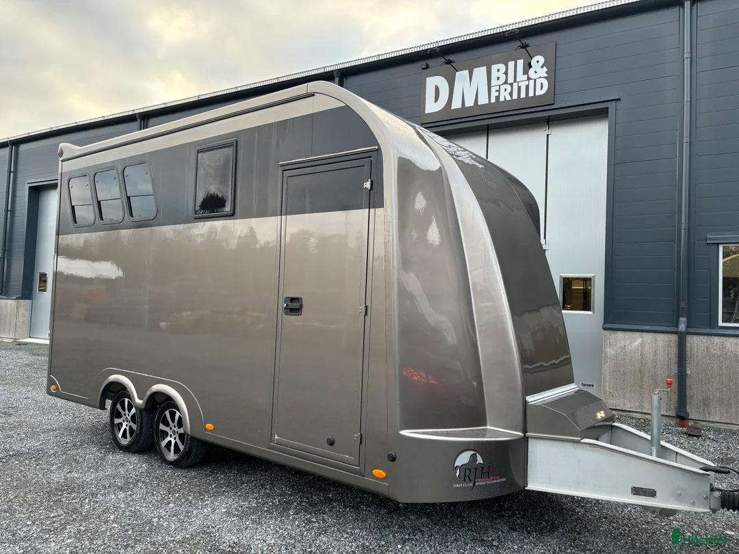 Hästtransporter  fordon & transport till salu: RJH Trailer 3-hästar med bodel i Mariefred - Annons 2