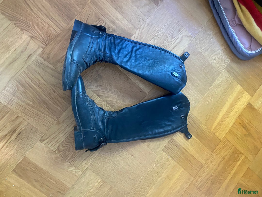 Ridstövlar ryttarutrustning till salu: CRW stövlar  i Farsta - Annons 1