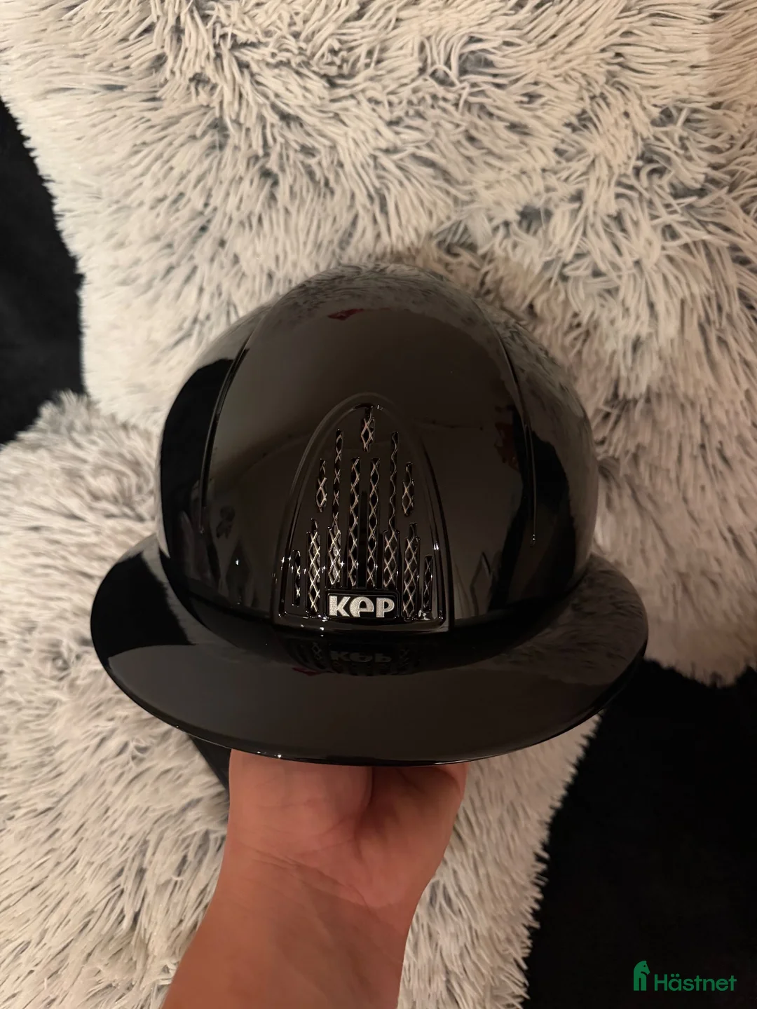 Hjälmar ryttarutrustning till salu: HELT NY glossy kep hjälm till salu! i Jordbro - Annons 1