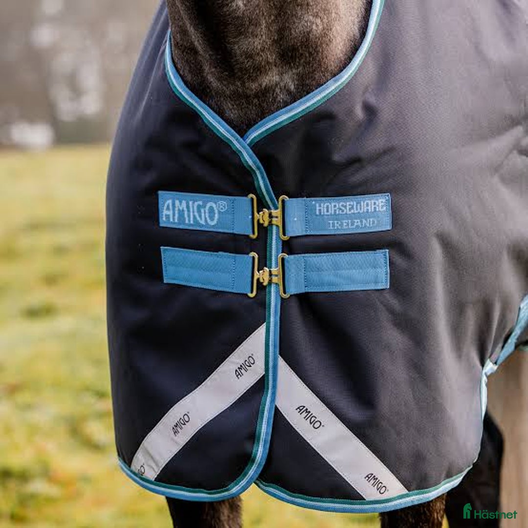 Täcken hästutrustning till salu: NYTT! Horseware amigo bravo 12 lite stl 130.  - Annons 2