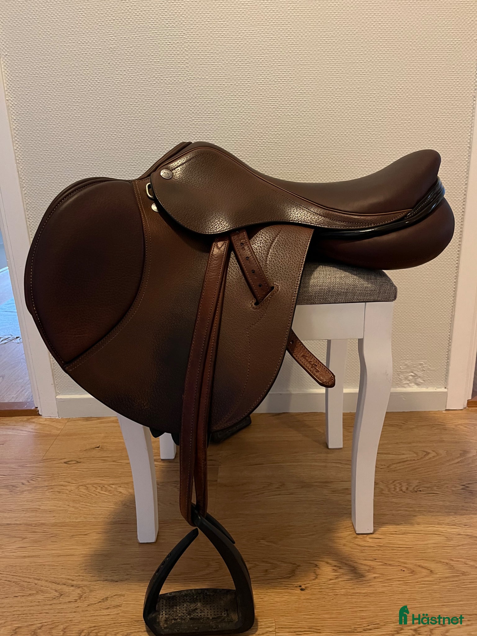 Sadlar hästutrustning till salu: Nästan ny Kemnevall hoppsadel - Annons 1