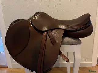 Sadlar hästutrustning till salu: Nästan ny Kemnevall hoppsadel - Annons 1