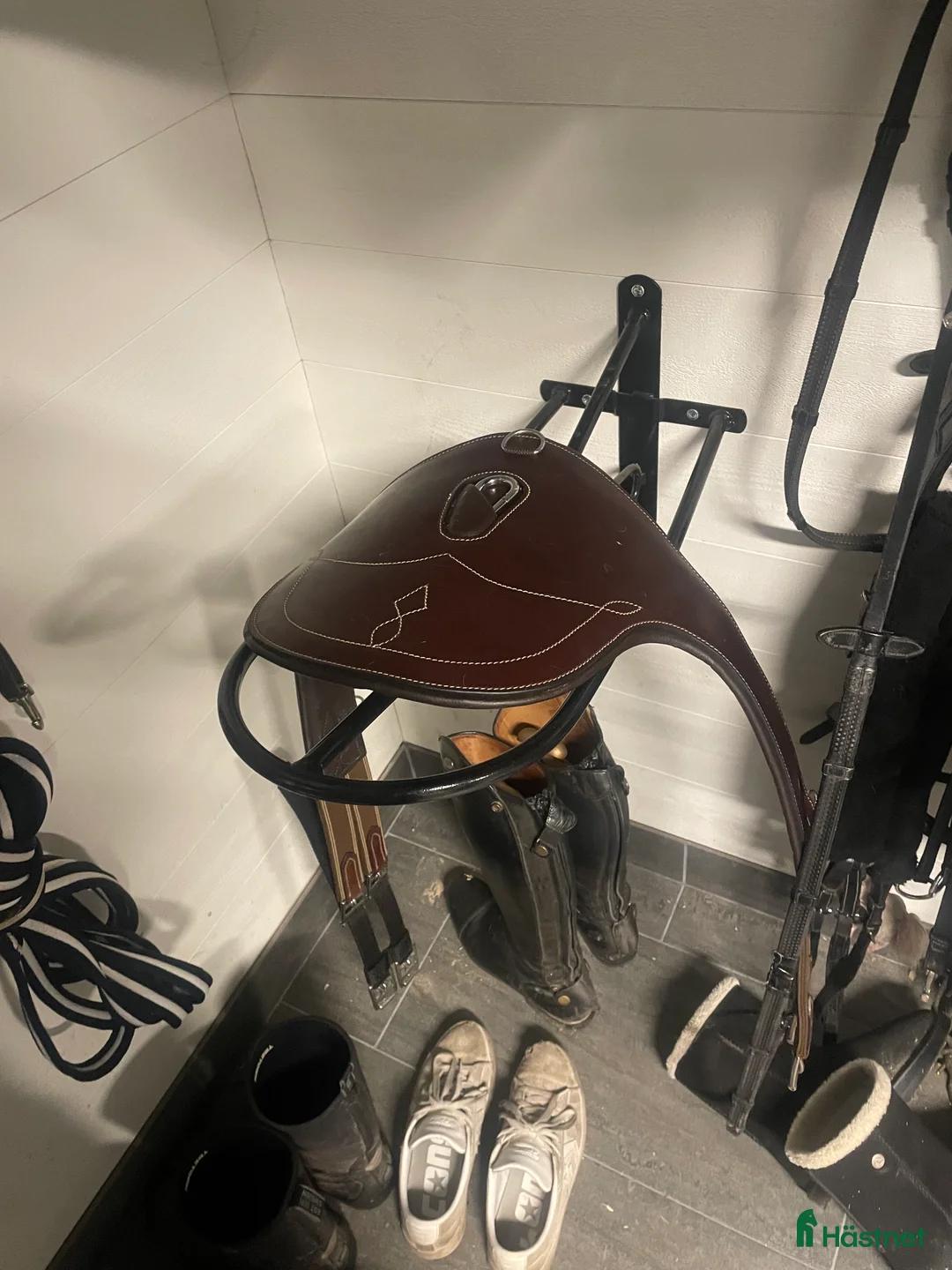 Sadeltillbehör hästutrustning till salu: Swedish Collection Magplatta - Annons 2