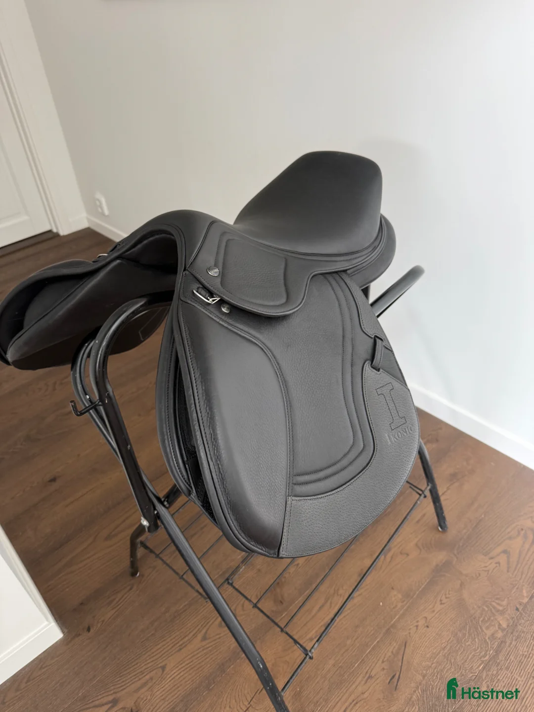 Sadlar hästutrustning till salu: Ny Ikonic Evolution 16,5”+2 - Annons 2