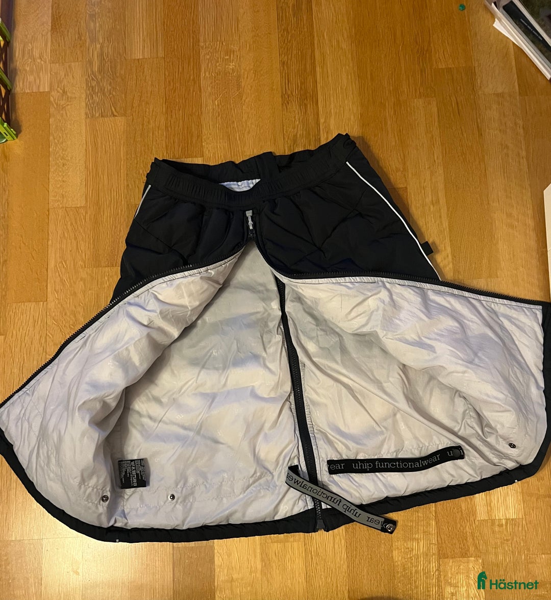 Övrigt Ridkläder ryttarutrustning till salu: Fin Uhip ridkjol❄️✨ i Hammarö - Annons 3