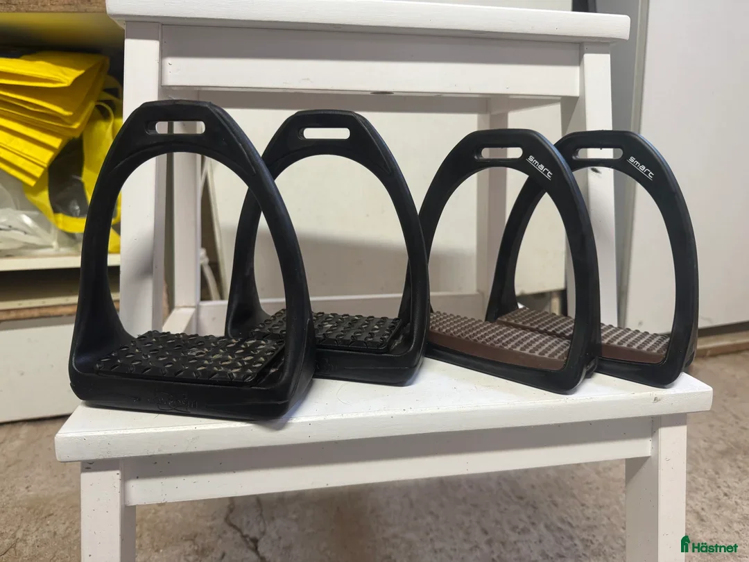 Stigbyglar hästutrustning till salu: Plast stigbyglar säljes  i Kristinehamn - Annons 19