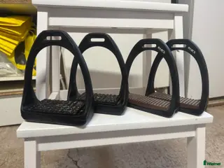 Stigbyglar hästutrustning till salu: Plast stigbyglar säljes i Kristinehamn - Annons 9