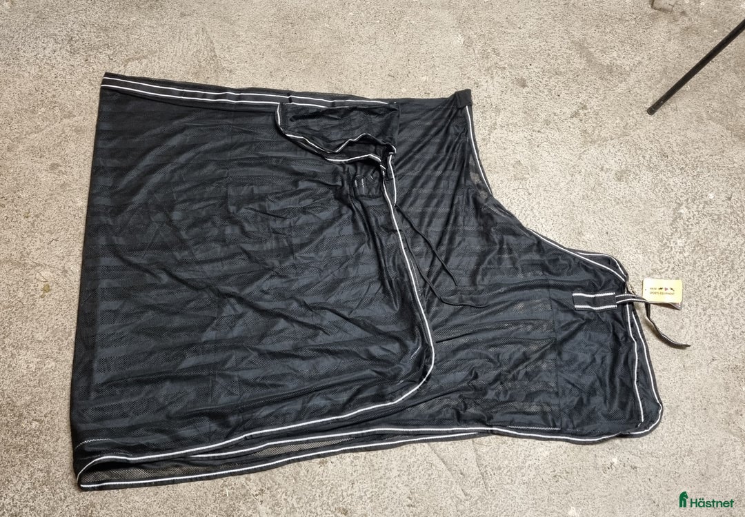 Täcken hästutrustning till salu: Nättäcke i Färentuna - Annons 1