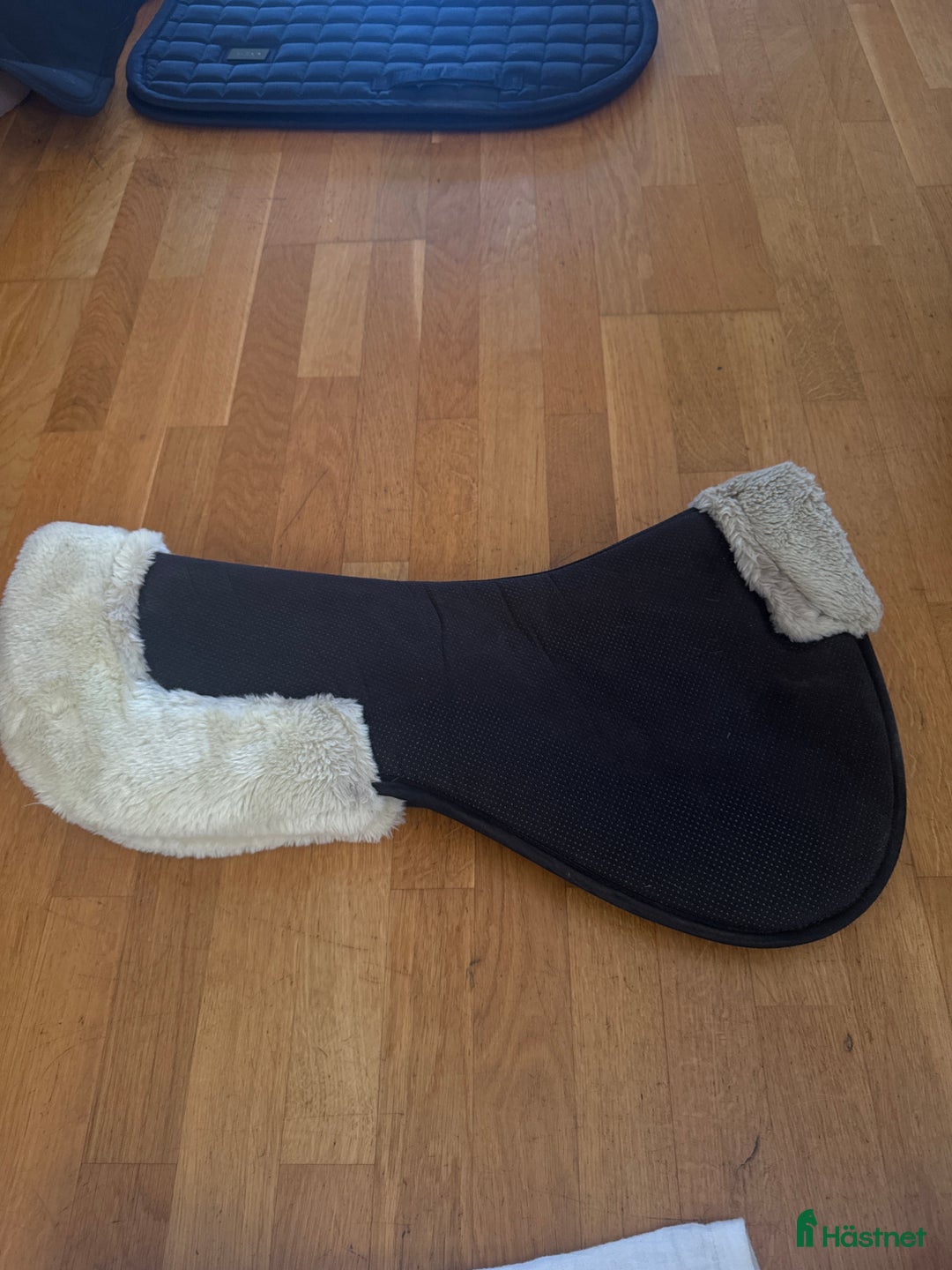 Schabrak & Vojlockar hästutrustning till salu: Sadelpadd kentucky memory foam i Nyköping - Annons 1