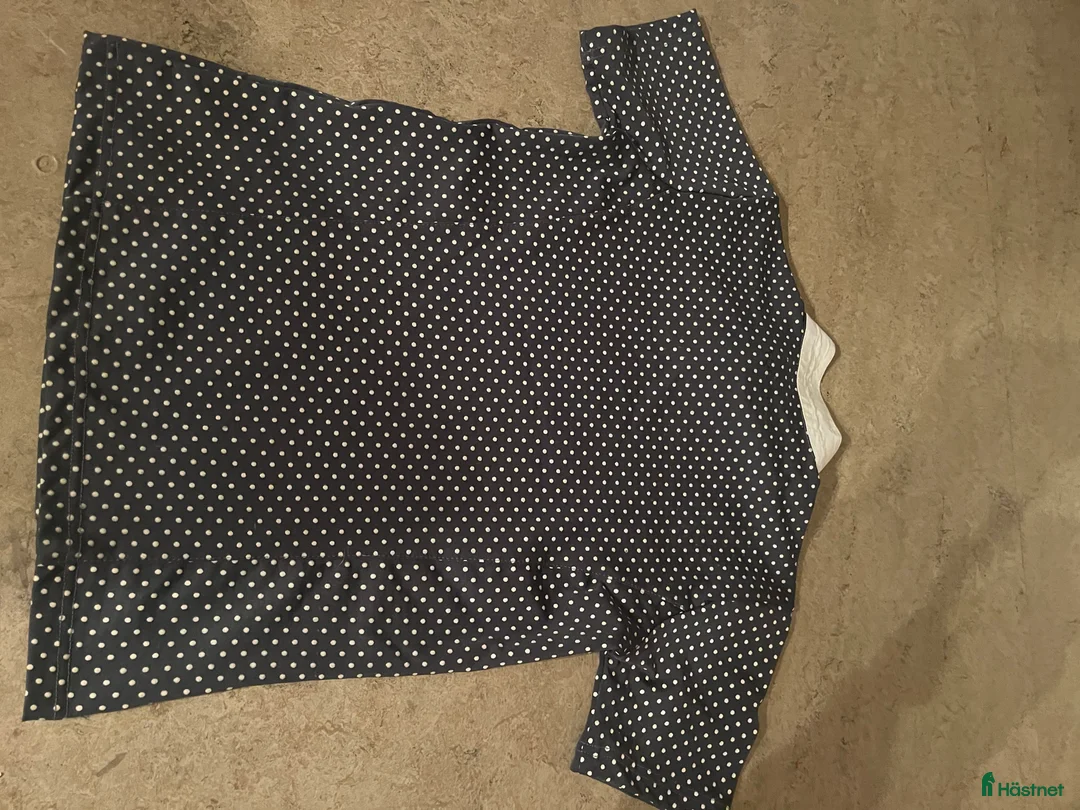 Övrigt Ridkläder ryttarutrustning till salu: Gråprickig tävlingsblus ifrån equipage🤍 i Gemla - Annons 3