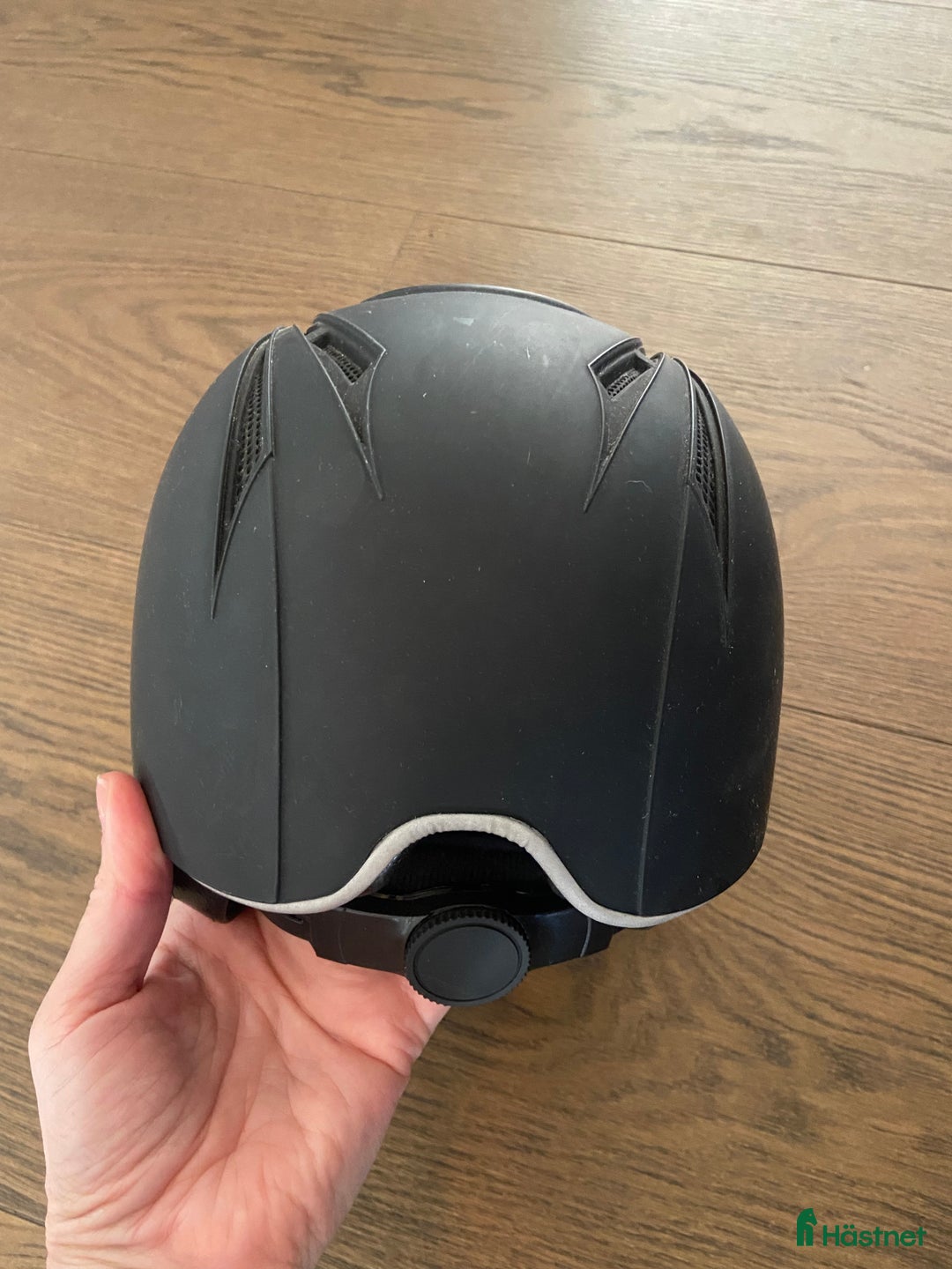 Hjälmar ryttarutrustning till salu: Ridhjälm i bra skick i Varberg - Annons 3