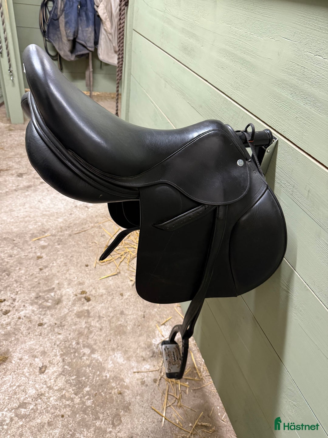 Sadlar hästutrustning till salu: Frank Baines Hoppsadel  i Nora - Annons 1