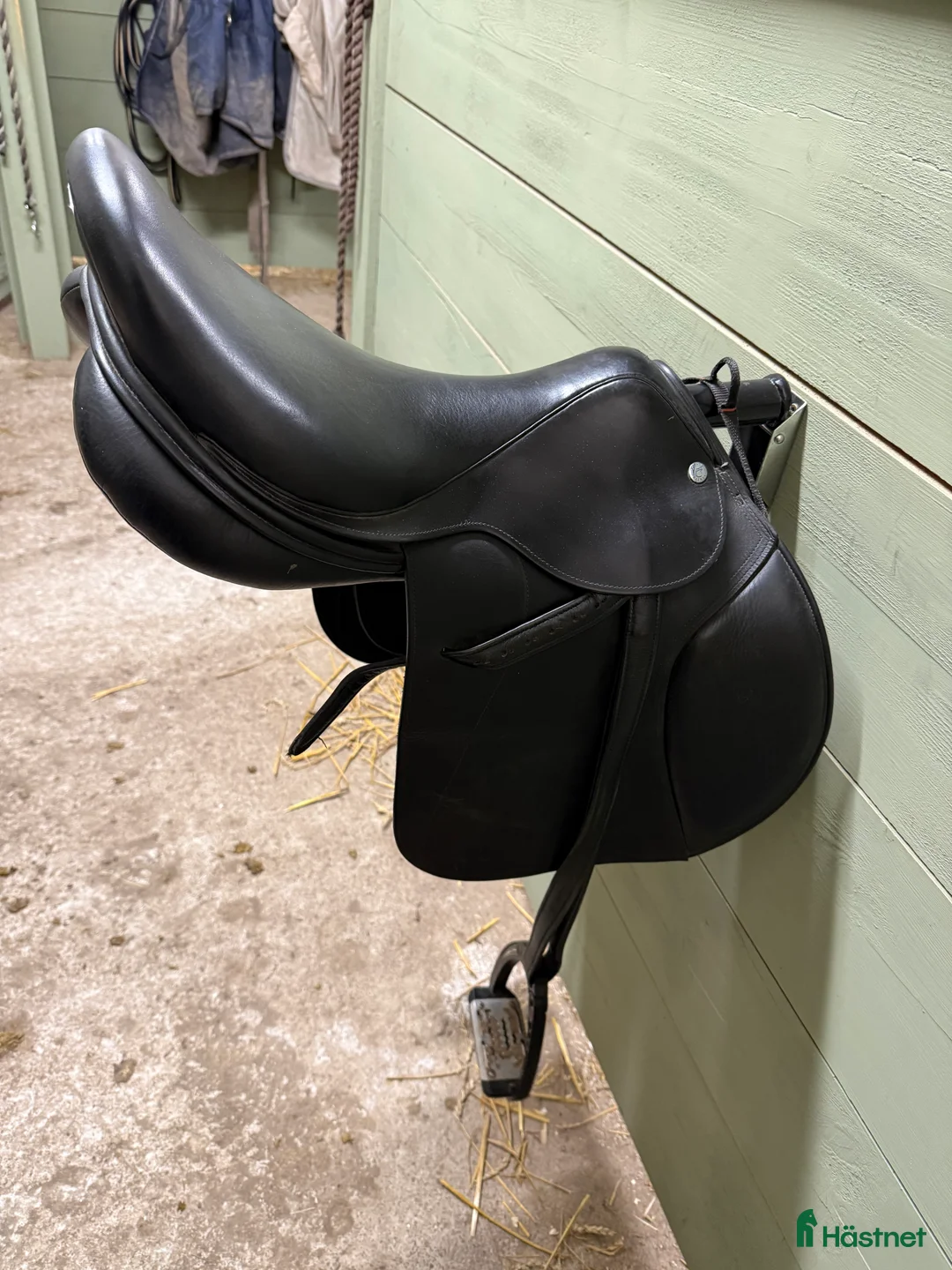 Sadlar hästutrustning till salu: Frank Baines Hoppsadel  - Annons 1