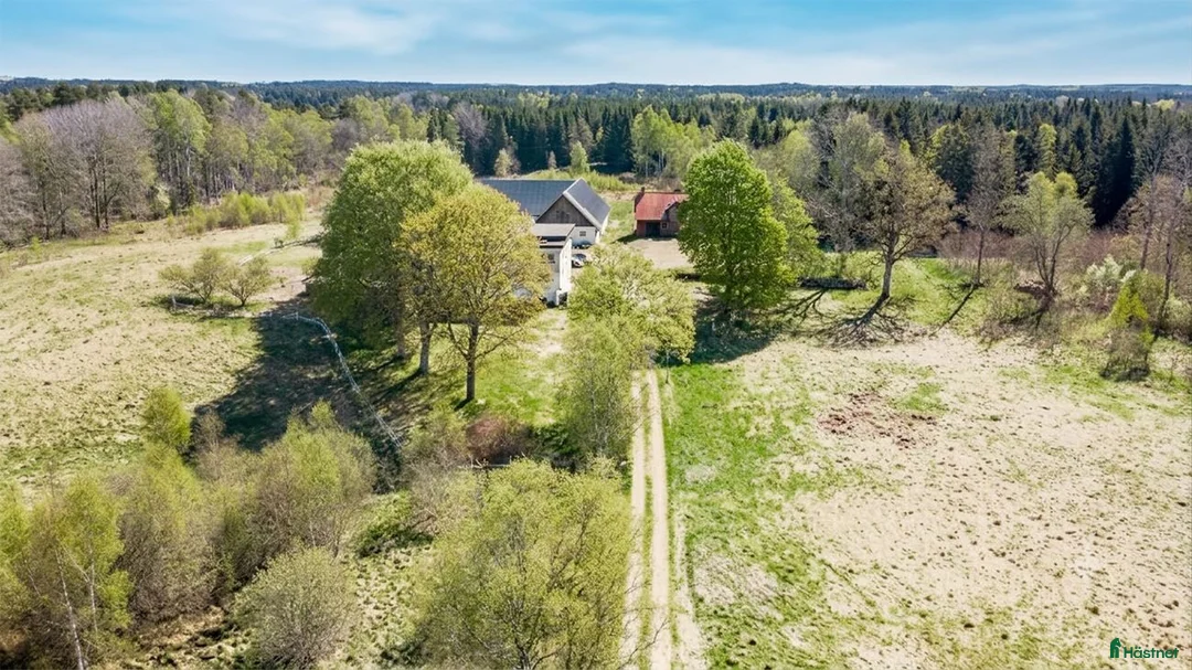  hästgårdar till salu: Fint belägen skogsgård med häststall i Hishult - Annons 2