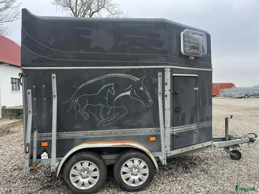 Hästtransporter  fordon & transport till salu: Hästtransport i glasfiber med sadelkammare i Löderup - Annons 1