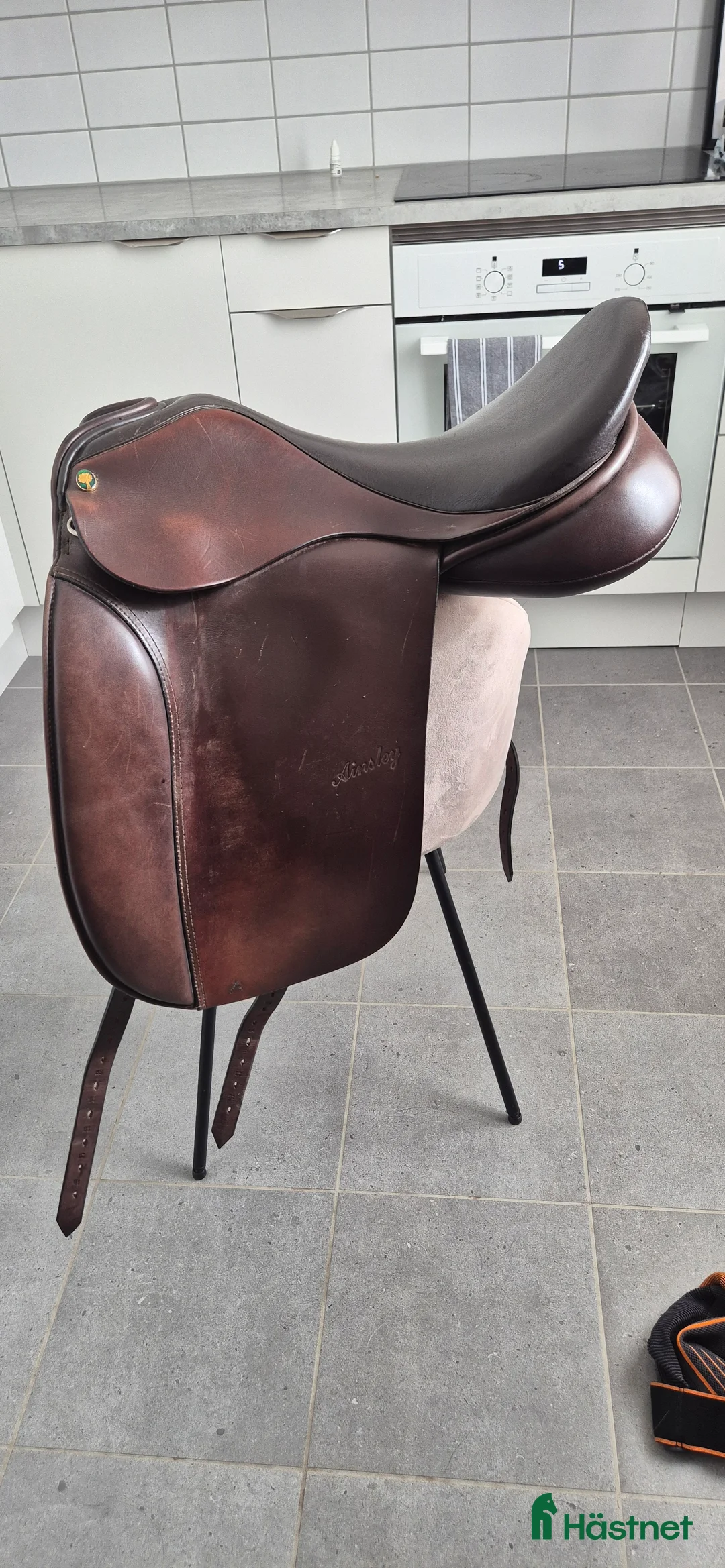 Sadlar hästutrustning till salu: Brun dressyrsadel 18' i Anderslöv - Annons 2