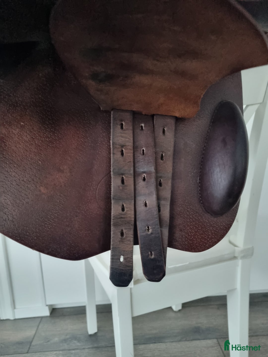 Sadlar hästutrustning till salu: Fin brun hoppsadel 17" i Tvååker - Annons 4